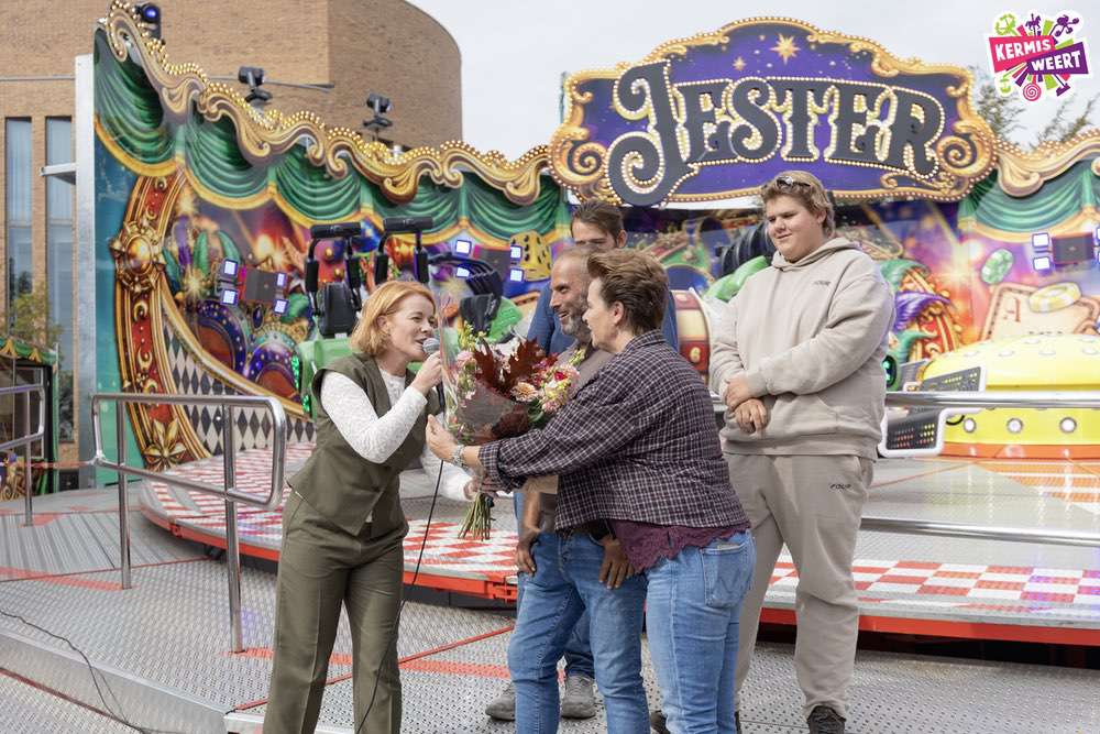 Foto: 'Opening kermisattractie Jester 04'.